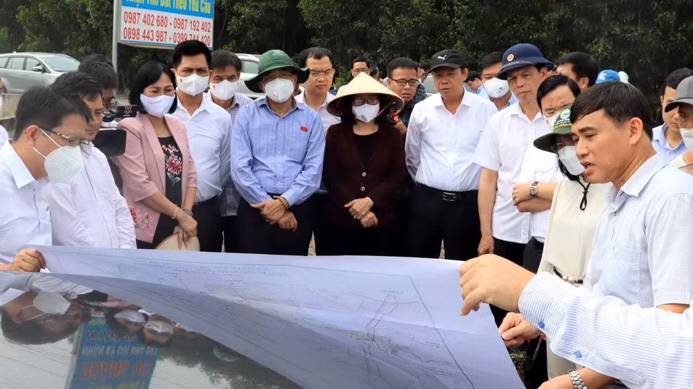 Lãnh đạo Ủy ban Kinh tế của Quốc hội cùng tỉnh Đồng Nai và tỉnh Bà Rịa-Vũng Tàu khảo sát khu vực thực hiện dự án.