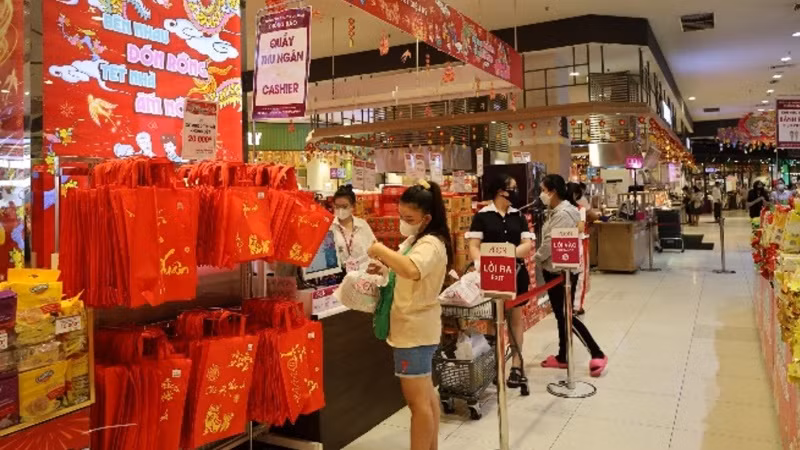Không khí người dân đi mua sắm Tết tại AEON.