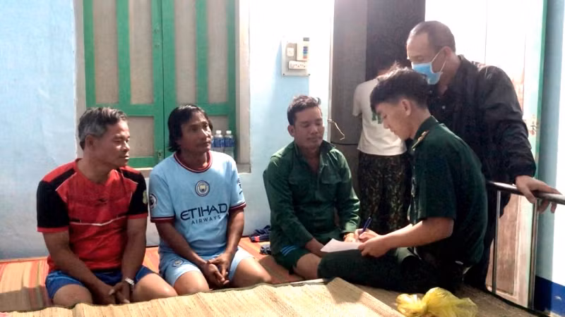Đồn Biên phòng cửa khẩu cảng Phú Quý tiếp nhận 3 thuyền viên trên sà-lan LA-05922 đưa về Trạm tìm kiếm, cứu nạn Phú Quý chăm sóc y tế.