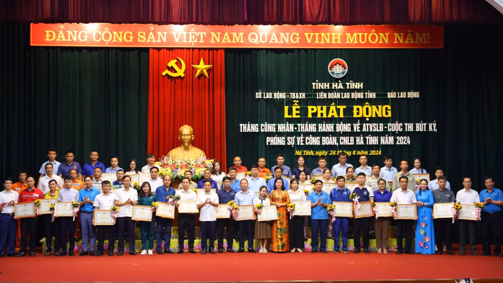 50 công nhân, lao động tiêu biểu được nhận bằng khen của Ủy ban nhân dân tỉnh Hà Tĩnh.