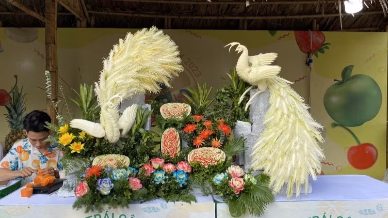 Trái cây được cắt tỉa, tạo hình đặc sắc. Trái cây được cắt tỉa, tạo hình đặc sắc.