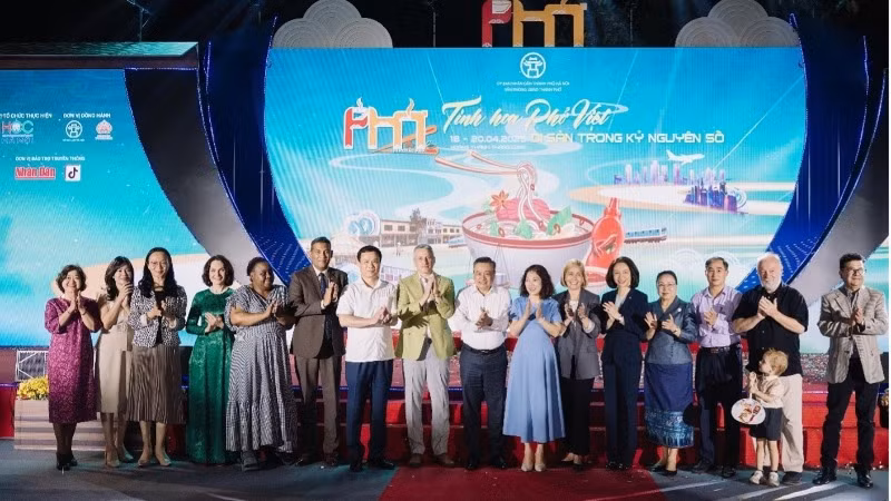 Ông Trần Sỹ Thanh, Chủ tịch Ủy ban nhân dân thành phố Hà Nội cùng các đại biểu tham dự lễ khai mạc chương trình Festival Phở 2025. (Ảnh: Ban tổ chức cung cấp)