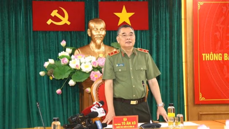 Trung tướng Tô Ân Xô phát biểu tại họp báo.