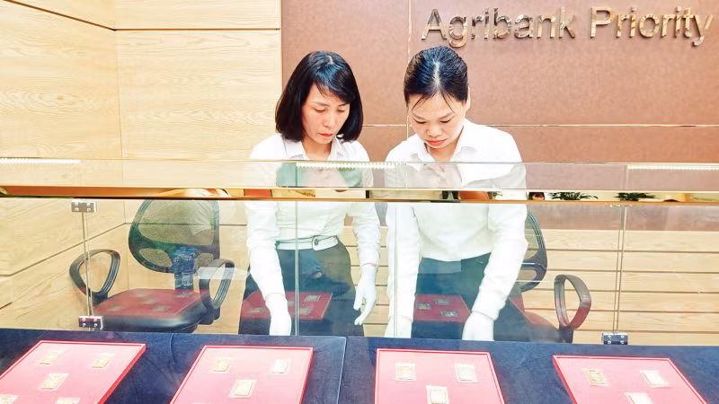 Vàng miếng được bán tại một chi nhánh của Ngân hàng Agribank. (Ảnh: THÚY ANH)