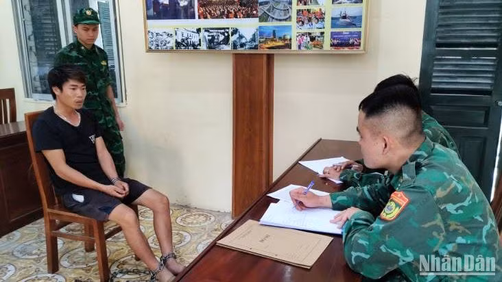 Cán bộ Đồn biên phòng Ba Sơn, Cao Lộc, (Lạng Sơn) lấy lời khai đối tượng Lăng Văn bảy.