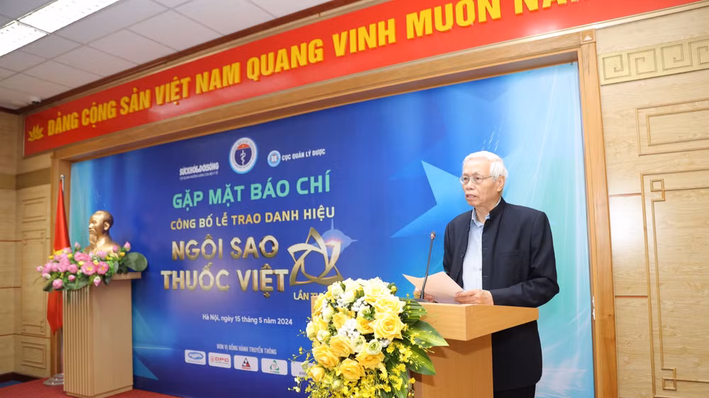 Phó Giáo sư, Tiến sĩ Lê Văn Truyền, Chủ tịch Hội đồng bình chọn Doanh nghiệp sản xuất thuốc và sản phẩm thuốc đạt danh hiệu "Ngôi sao thuốc Việt" lần thứ 2 phát biểu ý kiến. Phó Giáo sư, Tiến sĩ Lê Văn Truyền, Chủ tịch Hội đồng bình chọn Doanh nghiệp sản xuất thuốc và sản phẩm thuốc đạt danh hiệu "Ngôi sao thuốc Việt" lần thứ 2 phát biểu ý kiến.