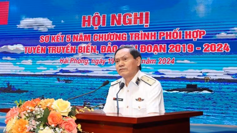 Chuẩn Đô đốc Phạm Văn Luyện, Phó Chủ nhiệm Chính trị Hải quân trình bày tóm tắt Báo cáo sơ kết 5 năm Chương trình phối hợp tuyên truyền biển, đảo. Chuẩn Đô đốc Phạm Văn Luyện, Phó Chủ nhiệm Chính trị Hải quân trình bày tóm tắt Báo cáo sơ kết 5 năm Chương trình phối hợp tuyên truyền biển, đảo.