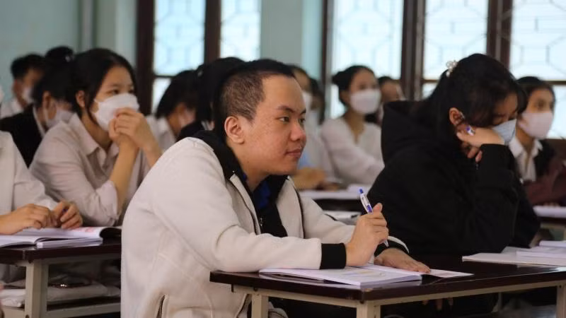 Sinh viên Nguyễn Văn Thắm trong giờ học. Sinh viên Nguyễn Văn Thắm trong giờ học.