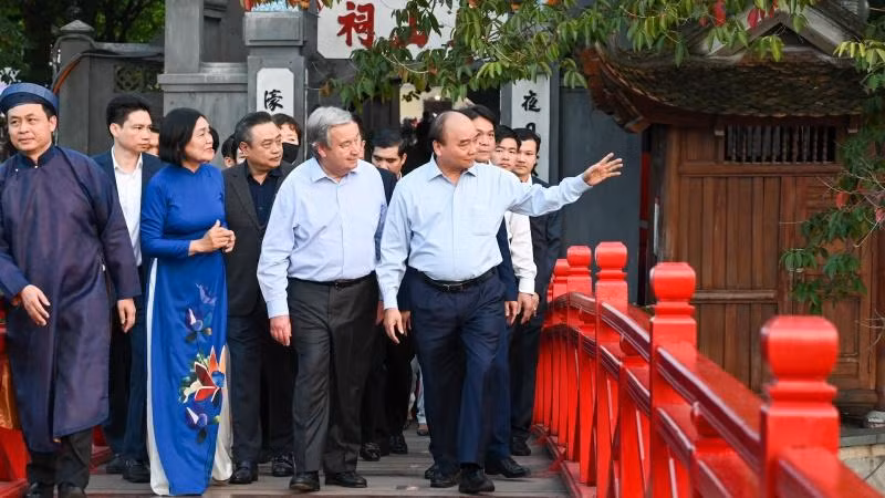 Chủ tịch nước Nguyễn Xuân Phúc giới thiệu với Tổng Thư ký Liên hợp quốc António Guterres về danh lam thắng cảnh tại khu vực Hồ Hoàn Kiếm. Chủ tịch nước Nguyễn Xuân Phúc giới thiệu với Tổng Thư ký Liên hợp quốc António Guterres về danh lam thắng cảnh tại khu vực Hồ Hoàn Kiếm.