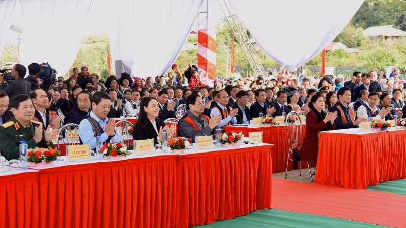 Thủ tướng Phạm Minh Chính và các đại biểu tham dự Ngày hội Đại đoàn kết toàn dân tộc tại xã Sà Dề Phìn. Thủ tướng Phạm Minh Chính và các đại biểu tham dự Ngày hội Đại đoàn kết toàn dân tộc tại xã Sà Dề Phìn.