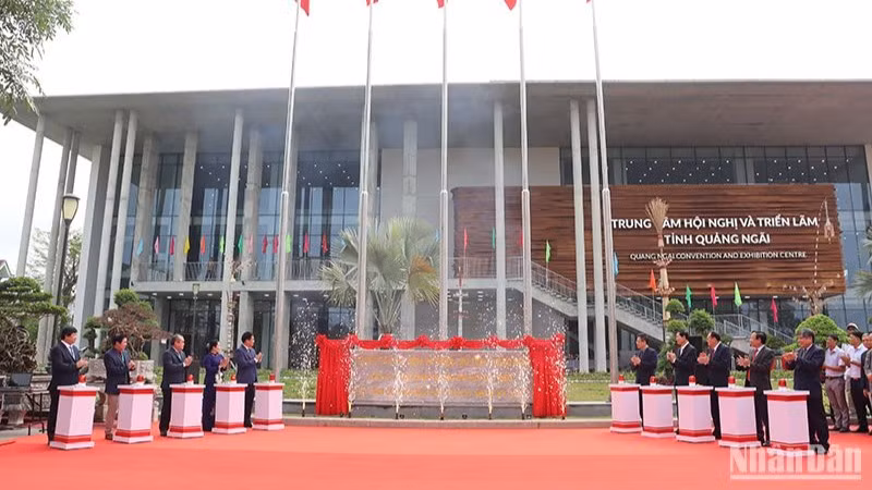 Nghi thức gắn biển công trình Trung tâm hội nghị và triển lãm tỉnh Quảng Ngãi.