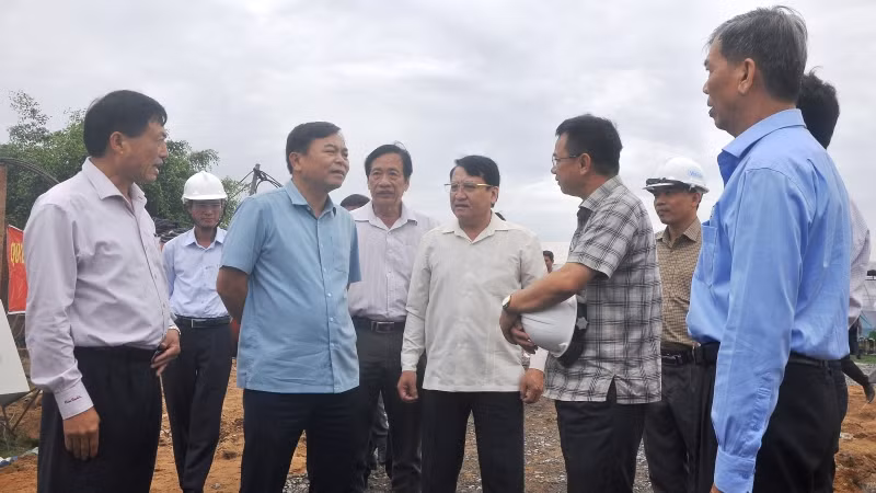 Đoàn công tác của Bộ Nông nghiệp và Phát triển nông thôn và tỉnh Tiền Giang kiểm tra dự án tại công trường. Đoàn công tác của Bộ Nông nghiệp và Phát triển nông thôn và tỉnh Tiền Giang kiểm tra dự án tại công trường.