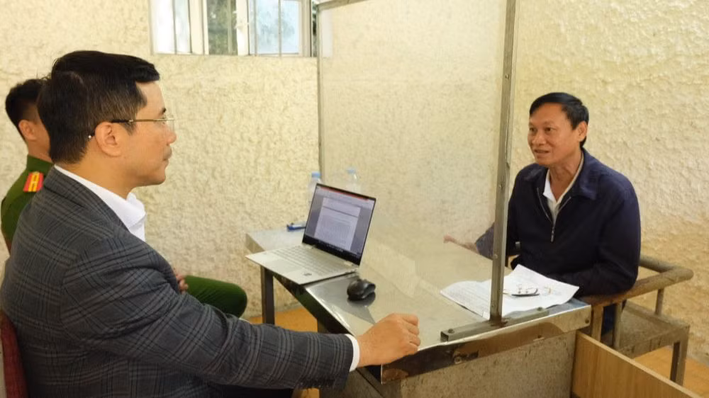 Lãnh đạo Công an tỉnh Hà Tĩnh trực tiếp thẩm vấn đối tượng Lê Danh Tạo.