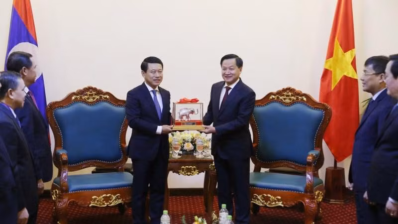 Phó Thủ tướng Chính phủ Việt Nam-Lào chào xã giao. Phó Thủ tướng Chính phủ Việt Nam-Lào chào xã giao.