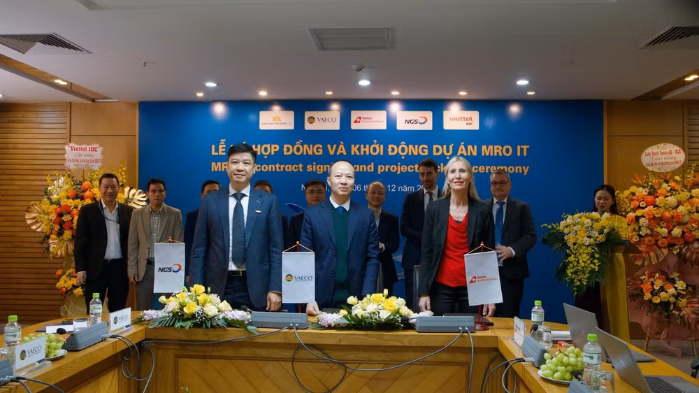 Đại diện hai bên ký kết hợp tác, triển khai hệ thống phần mềm bảo dưỡng tàu bay theo công nghệ mới.