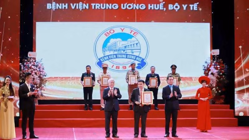 Các đồng chí: Đỗ Văn Chiến, Nguyễn Đình Khang trao biểu trưng và Bằng khen tặng 10 tập thể.