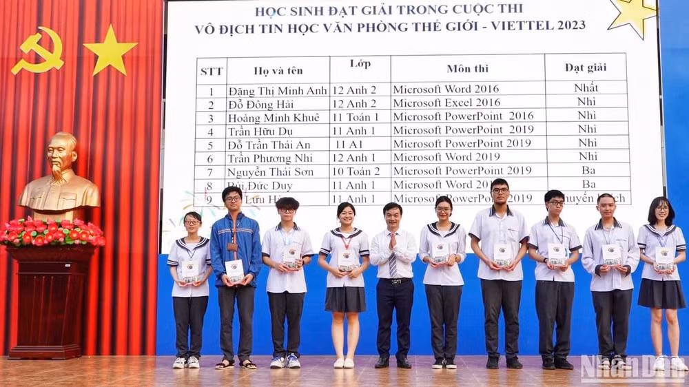 Cả 9 học sinh Trường trung học phổ thông chuyên Lê Hồng Phong dự thi MOSWC-Viettel 2023 đều đoạt giải. Cả 9 học sinh Trường trung học phổ thông chuyên Lê Hồng Phong dự thi MOSWC-Viettel 2023 đều đoạt giải.