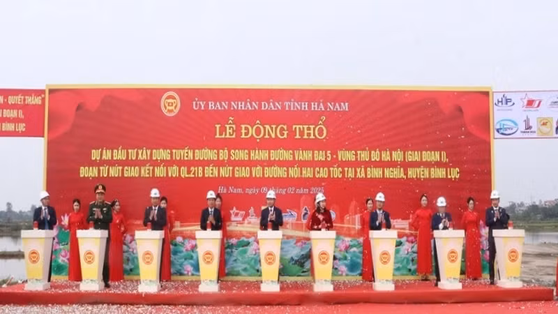 Các đồng chí lãnh đạo tỉnh Hà Nam bấm nút động thổ dự án tuyến đường bộ song hành Vành đai 5.