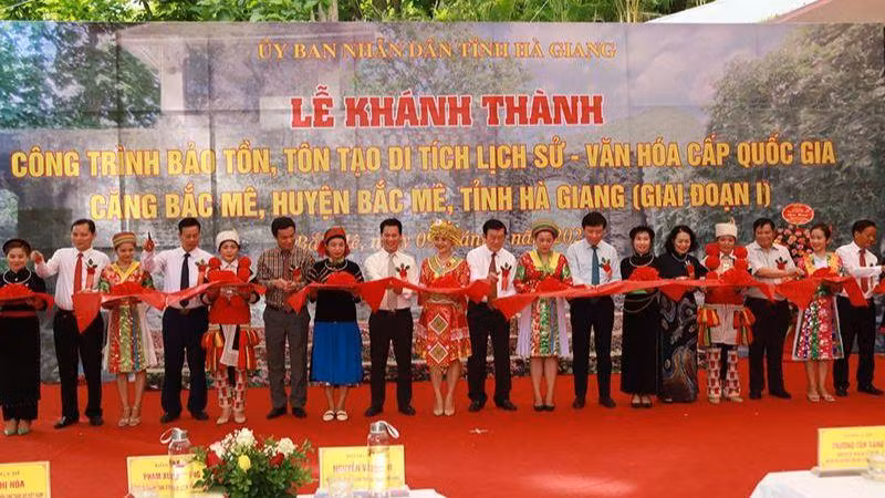 Nguyên Chủ tịch nước Trương Tấn Sang cùng lãnh đạo tỉnh Hà Giang cắt băng khánh thành công trình tôn tạo Căng Bắc Mê.