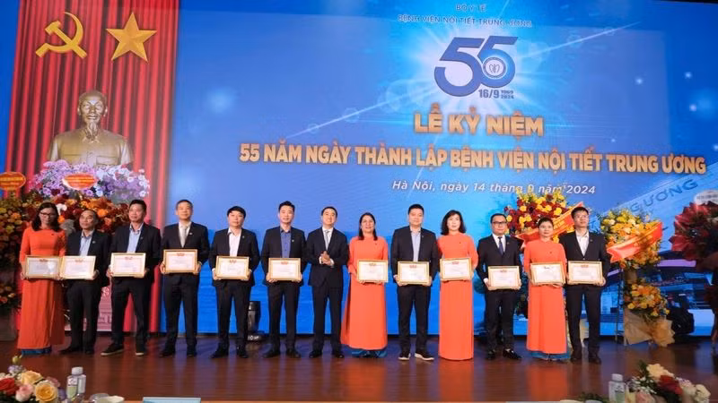 Trao Bằng khen của Bộ Y tế cho các tập thể, cá nhân tiêu biểu của Bệnh viện Nội tiết trung ương