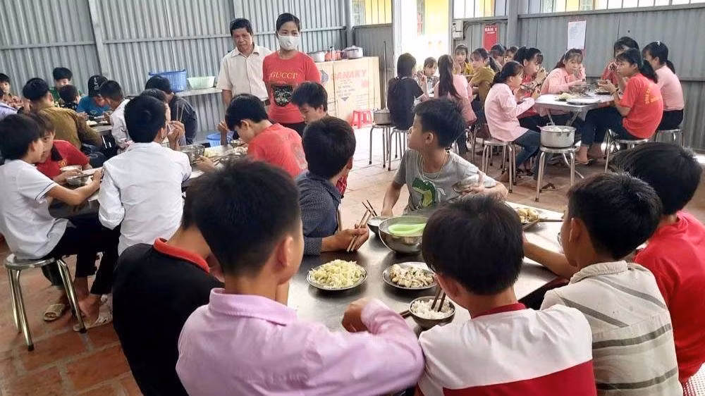 Giờ ăn của học sinh Trường phổ thông dân tộc bán trú trung học cơ sở xã Đổng Xá, huyện Na Rì. (Ảnh: Tùng Vân)