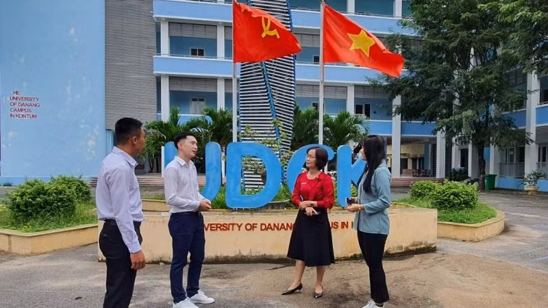 Lưu học sinh Lào mạnh dạn trao đổi với cô Võ Thị Thanh Thảo về những kiến thức trong học tập và đời sống.