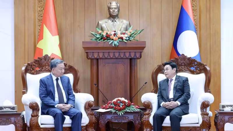 Chủ tịch nước Tô Lâm và Chủ tịch Quốc hội Lào Saysomphone Phomvihane. (Ảnh: Nhan Sáng/TTXVN) Chủ tịch nước Tô Lâm và Chủ tịch Quốc hội Lào Saysomphone Phomvihane. (Ảnh: Nhan Sáng/TTXVN)
