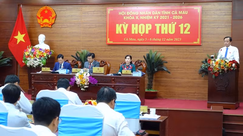 Chủ tịch Ủy ban nhân dân tỉnh Cà Mau Huỳnh Quốc Việt (bìa phải) trình bày báo cáo về tình hình phát triển kinh tế-xã hội năm 2023 và phương hướng, nhiệm vụ năm 2024.