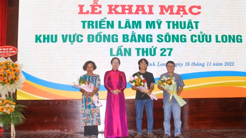 Lãnh đạo tỉnh Vĩnh Long trao thưởng cho các tác giả đoạt giải. (Ảnh: BÁ DŨNG)