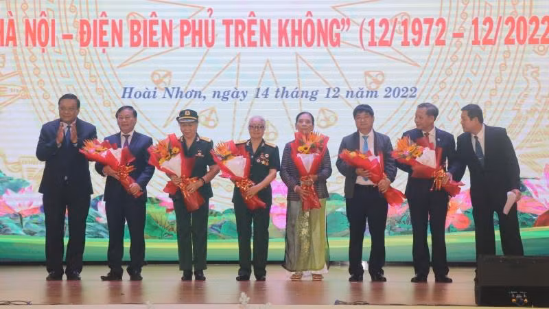 Thị xã Hoài Nhơn (tỉnh Bình Định) vinh danh Anh hùng phi công là người Hoài Nhơn đã góp công vào chiến thắng lịch sử “Hà Nội - Điện Biên Phủ trên không”.