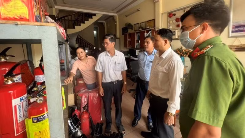 Lực lượng liên ngành kiểm tra tại Công ty TNHH Kim Sơn Minh.