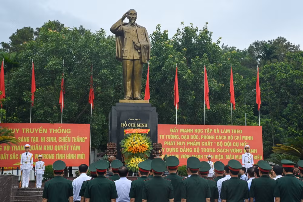 Chủ tịch Quốc hội Trần Thanh Mẫn và đoàn công tác dâng hoa, dâng hương tại Tượng đài Chủ tịch Hồ Chí Minh tại Bộ Tư lệnh Quân khu 3. Chủ tịch Quốc hội Trần Thanh Mẫn và đoàn công tác dâng hoa, dâng hương tại Tượng đài Chủ tịch Hồ Chí Minh tại Bộ Tư lệnh Quân khu 3.