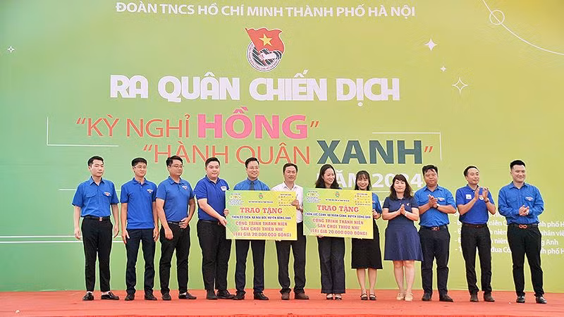 Ban tổ chức trao các công trình thanh niên tặng người dân, thanh thiếu nhi trên địa bàn huyện Đông Anh (Hà Nội) trong khuôn khổ buổi lễ.