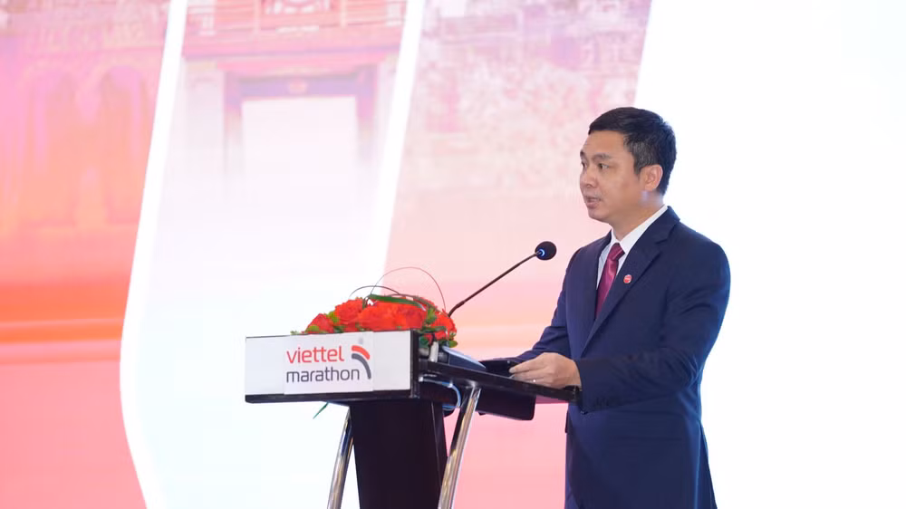Ông Bạch Tiến Tuân phát biểu tại buổi họp báo.
