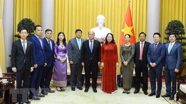 Phó Chủ tịch nước Võ Thị Ánh Xuân và Chủ tịch Hội Liên hiệp Thanh niên Campuchia Hun Many cùng các đại biểu. (Ảnh: Minh Đức/TTXVN) Phó Chủ tịch nước Võ Thị Ánh Xuân và Chủ tịch Hội Liên hiệp Thanh niên Campuchia Hun Many cùng các đại biểu. (Ảnh: Minh Đức/TTXVN)