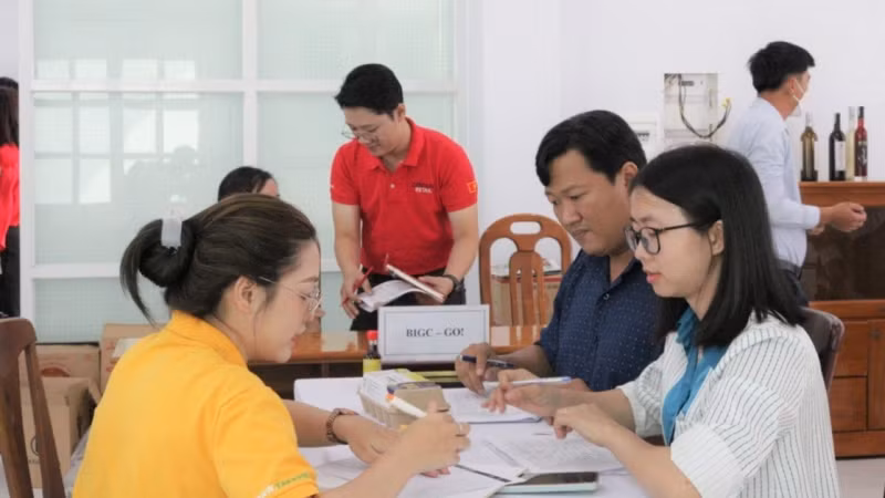 Nhân viên bộ phận thu mua của GO!, Big C trao đổi thông tin với nhà cung cấp tiềm năng - sản phẩm trứng gà nướng tại tỉnh Bình Thuận.
