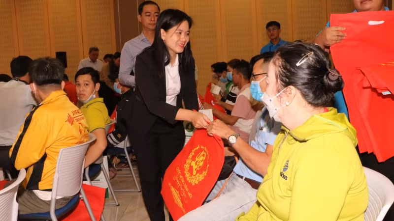 Trao quà cho công nhân lao động khó khăn tại Bình Dương nhân dịp Tết Nguyên đán. (Ảnh minh họa)