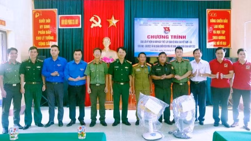 Đại diện các đơn vị tặng quà cho lực lượng vũ trang Lào. Đại diện các đơn vị tặng quà cho lực lượng vũ trang Lào.