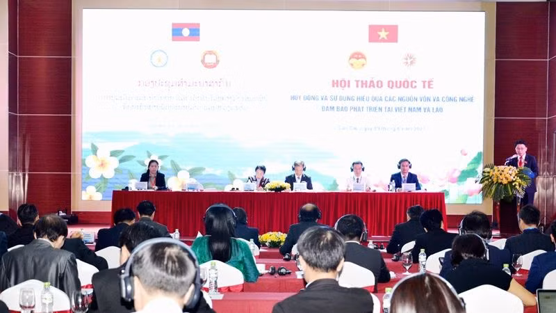 Hội thảo “Huy động và sử dụng hiệu quả các nguồn vốn và công nghệ bảo đảm phát triển nhanh và bền vững tại Việt Nam và Lào”. (Ảnh: QUỐC HỒNG)
