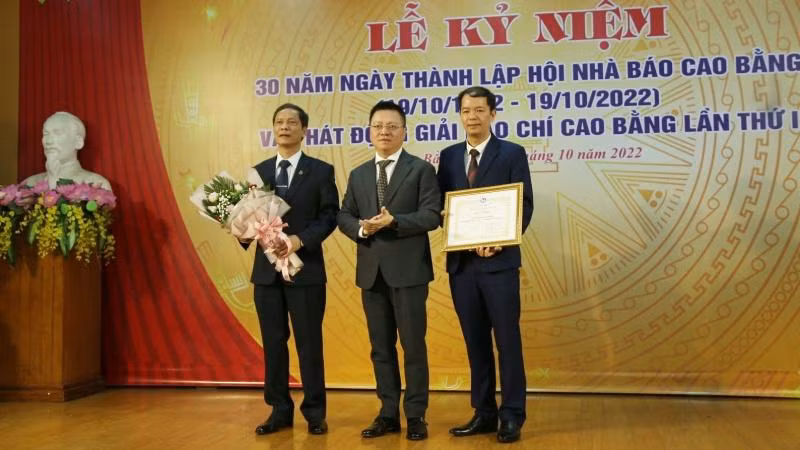 Đồng chí Lê Quốc Minh, Ủy viên Trung ương Đảng, Tổng Biên tập Báo Nhân Dân, Phó Trưởng Ban Tuyên giáo Trung ương, Chủ tịch Hội Nhà báo Việt Nam trao bằng khen cho Hội Nhà báo tỉnh Cao Bằng.