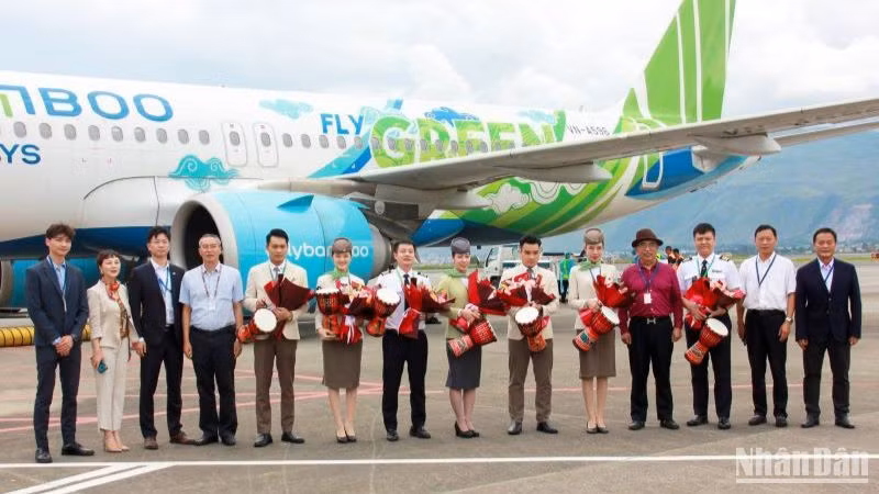 Bamboo Airways chào đón hành khách trên chuyến bay thẳng Hà Nội-Lệ Giang (Trung Quốc) đầu tiên.