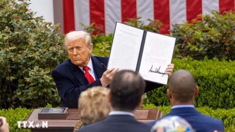 Ngày 2/4/2025, Tổng thống Mỹ Donald Trump đã công bố áp mức thuế cơ bản 10% đối với hàng nhập khẩu từ tất cả các quốc gia và vùng lãnh thổ trên thế giới. (Ảnh: THX/TTXVN)