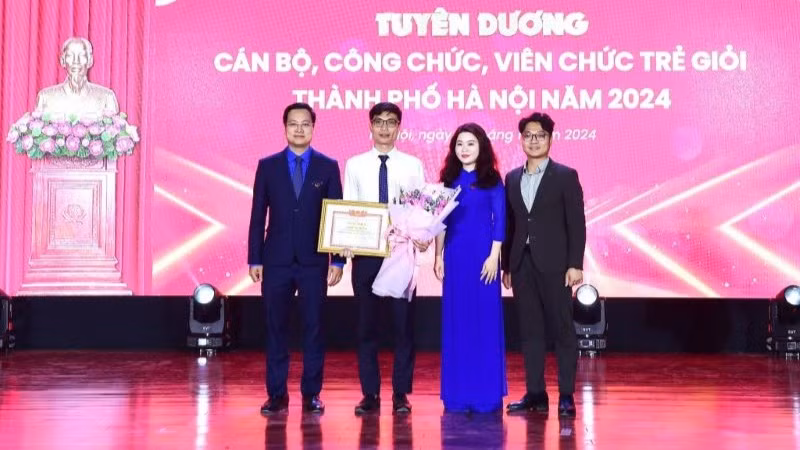 Anh Bùi Văn Tiên được Thành đoàn Hà Nội vinh danh “Cán bộ, công chức, viên chức trẻ giỏi" Thành phố Hà Nội năm 2024.
