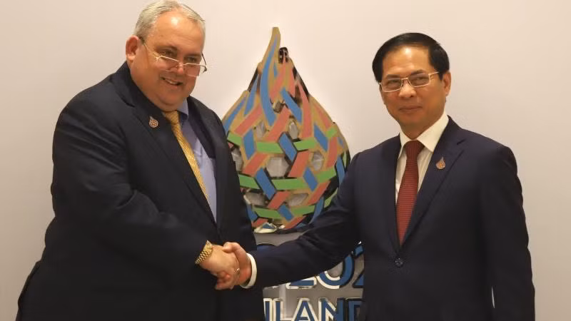 Bộ trưởng Ngoại giao Justin Tkatchenko khẳng định Papua New Guinea ủng hộ lập trường, nỗ lực của ASEAN và Việt Nam trong giải quyết các tranh chấp ở Biển Đông bằng các biện pháp hòa bình, trên cơ sở luật pháp quốc tế, trong đó, có Công ước của Liên hợp quốc về Luật Biển năm 1982. Bộ trưởng Ngoại giao Justin Tkatchenko khẳng định Papua New Guinea ủng hộ lập trường, nỗ lực của ASEAN và Việt Nam trong giải quyết các tranh chấp ở Biển Đông bằng các biện pháp hòa bình, trên cơ sở luật pháp quốc tế, trong đó, có Công ước của Liên hợp quốc về Luật Biển năm 1982.