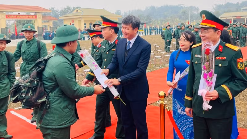 Bí thư Tỉnh ủy Trần Huy Tuấn trao hoa đến các tân binh lên đường nhập ngũ. (Ảnh: THANH SƠN)