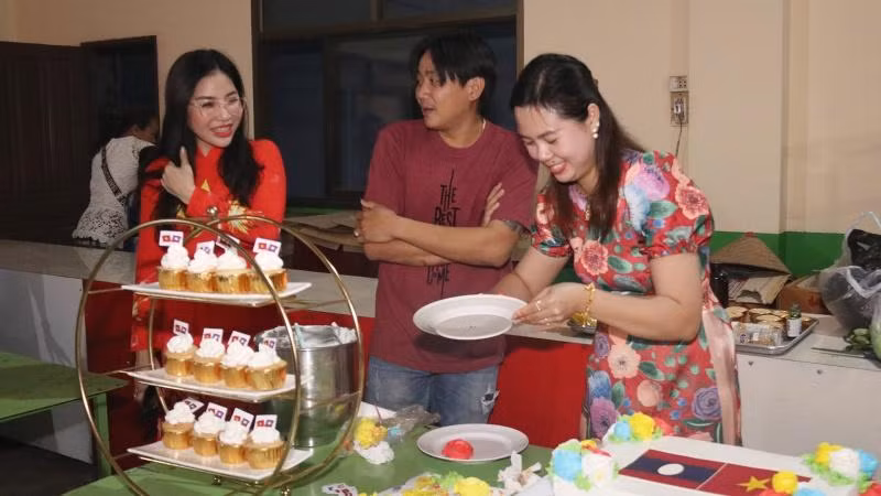 Những chiếc bánh kem với lá cờ 2 nước Việt Nam-Lào. (Ảnh: Hải Tiến) Những chiếc bánh kem với lá cờ 2 nước Việt Nam-Lào. (Ảnh: Hải Tiến)