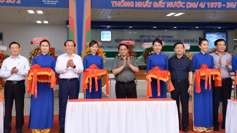 Thủ tướng Phạm Minh Chính và các đồng chí lãnh đạo cắt băng khánh thành Bệnh viện Ung bướu Thành phố Hồ Chí Minh (cơ sở 2).