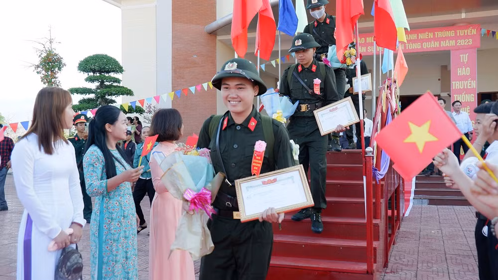 Các tân binh thực hiện nghi lễ qua cầu Vinh Quang.