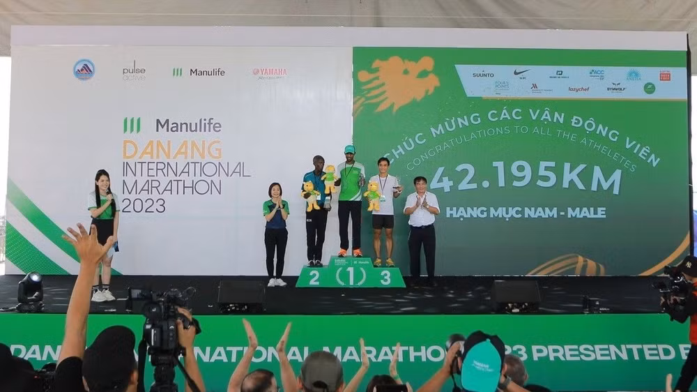 Top 3 vận động viên nam cự ly 42,95km được vinh danh trong Lễ Trao giải. Top 3 vận động viên nam cự ly 42,95km được vinh danh trong Lễ Trao giải.