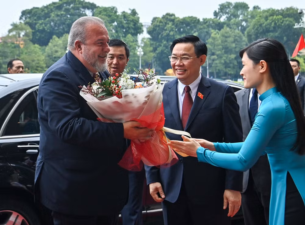 Nhân viên Văn phòng Quốc hội tặng hoa chào mừng Thủ tướng Cộng hòa Cuba Manuel Marrero Cruz.